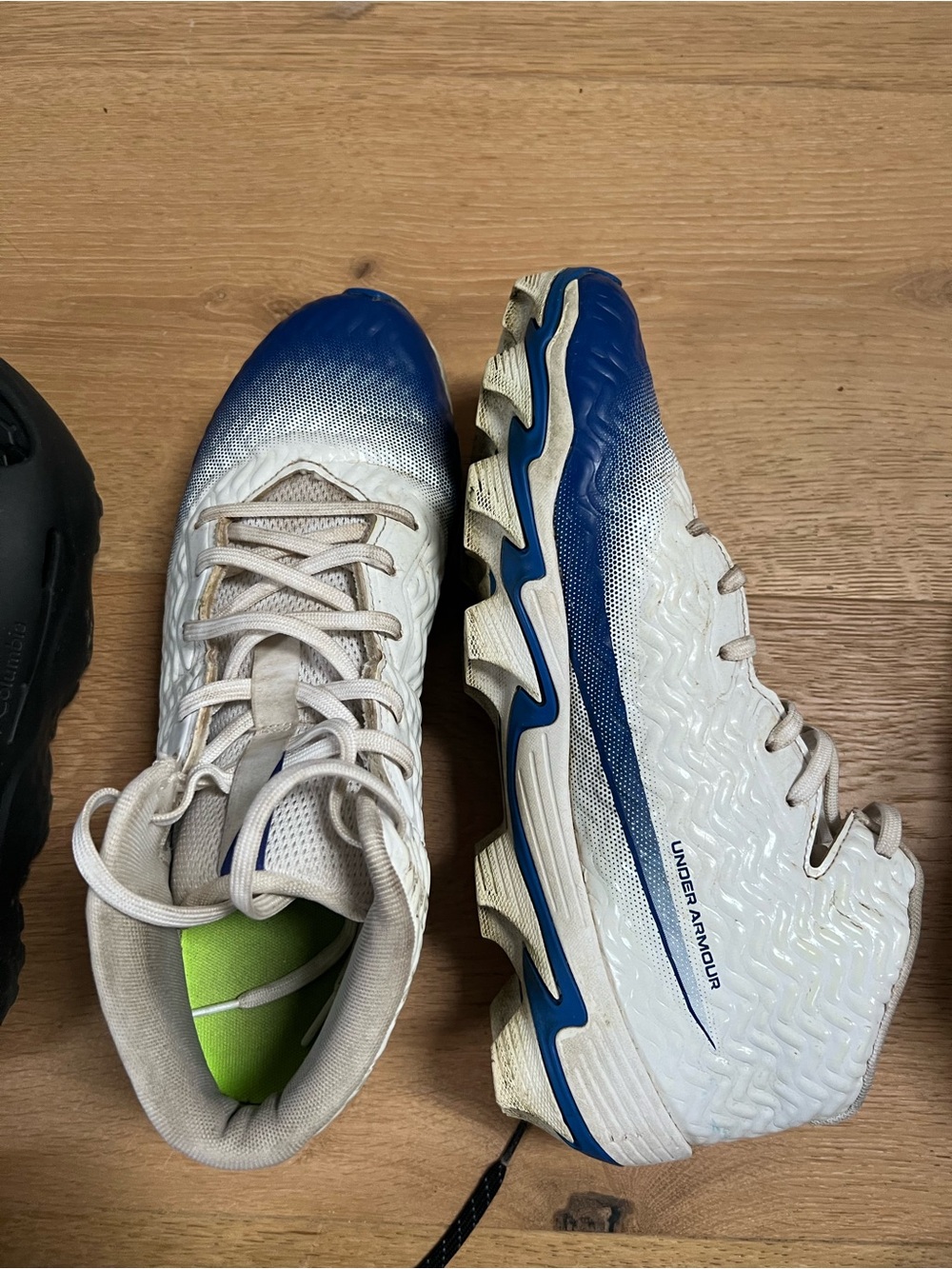 Under Armour Men's White and Blue Football Cleats - size 10
